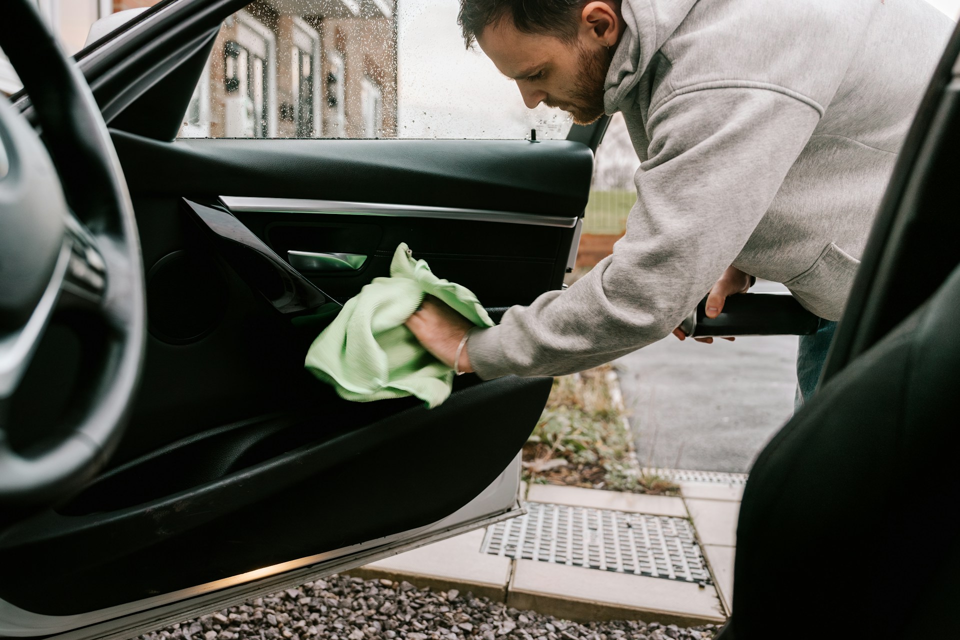 Så blir du av med dålig lukt i bilen för gott